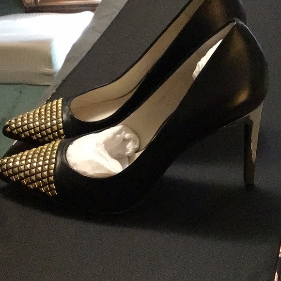 MK black pump with gold studs on toe, new,never worn, size 10M - Picture 2 of 7